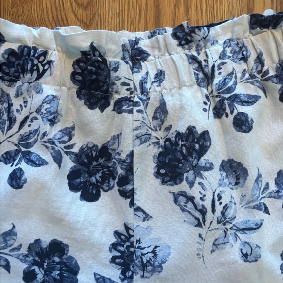 Lush blue&white floral shorts - Picture 3 of 9